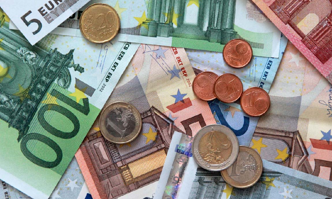 EUR/USD falls below $1,06 on a stronger dollar and hawkish Fed